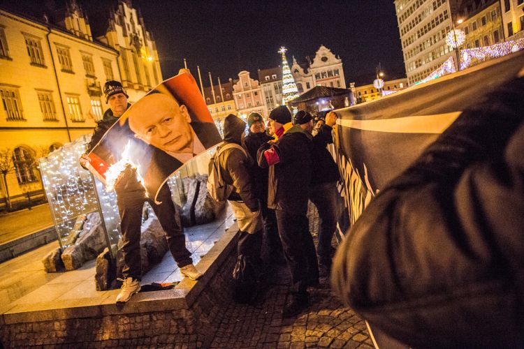 W rocznicę wprowadzenia stanu wojennego na wrocławskim Rynku spłonęło zdjęcie europosła [ZDJĘCIA], Magda Pasiewicz